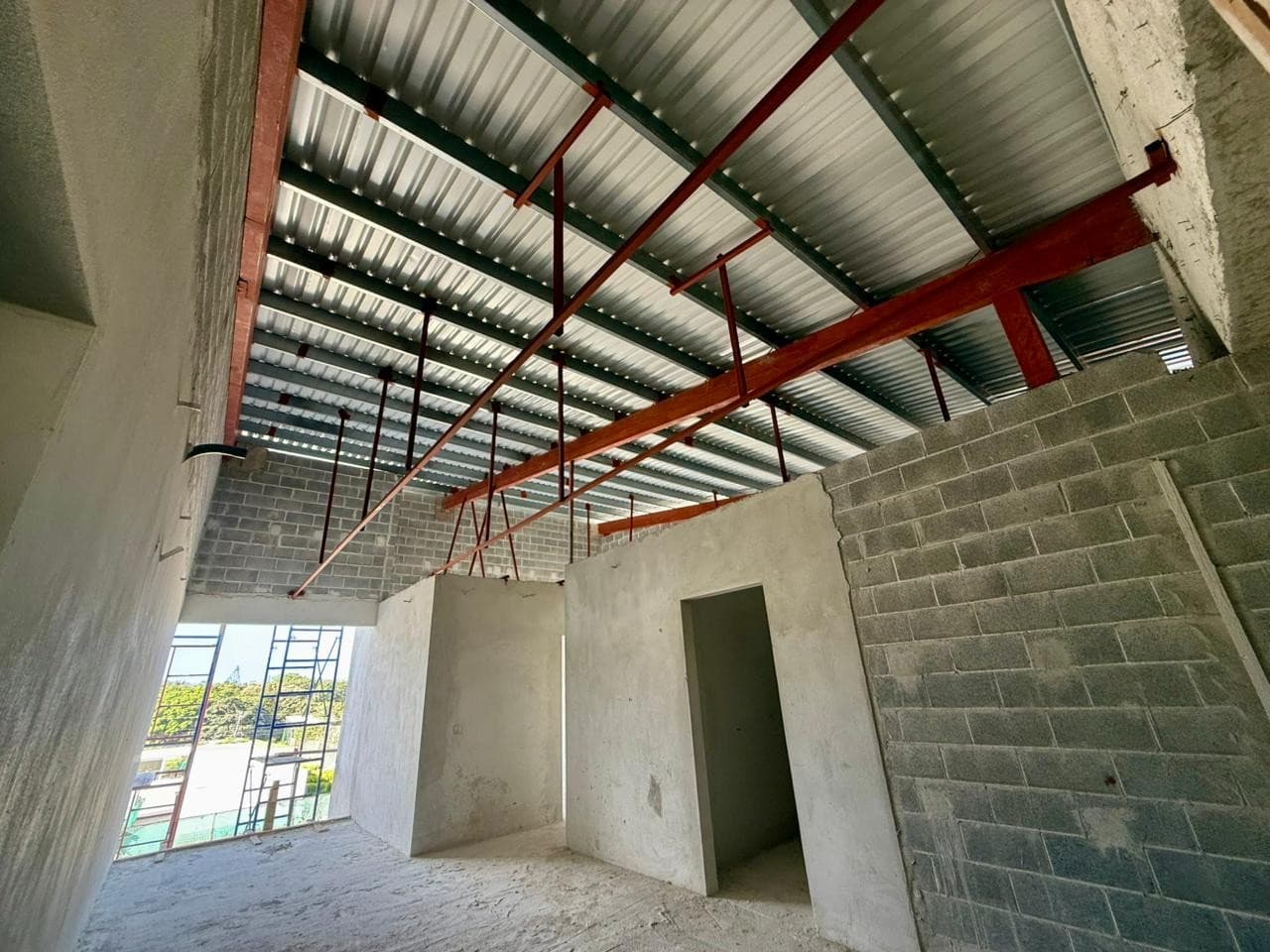 Estructura de techo y cubierta durante el proceso constructivo